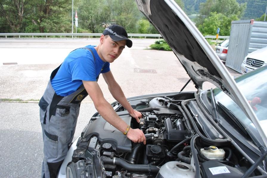 Mechaniker bei Reparatur